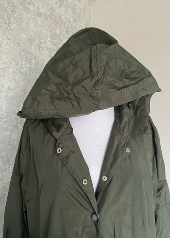 Kadın Kapüşonlu Uzun Haki Yağmurluk - Görsel 3