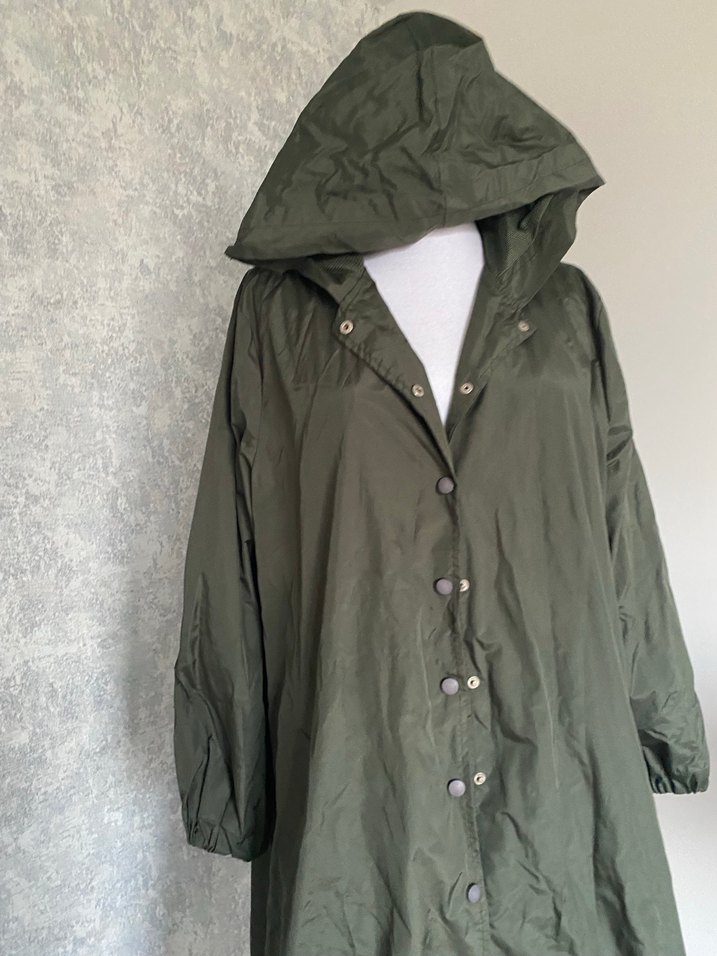 Kadın Kapüşonlu Uzun Haki Yağmurluk - Görsel 2