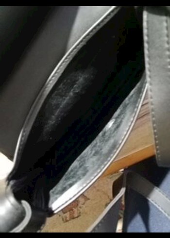 Beden siyah Renk Kilitli Siyah Deri Kadın Çanta sıfır lakin küçük defosu vardır..