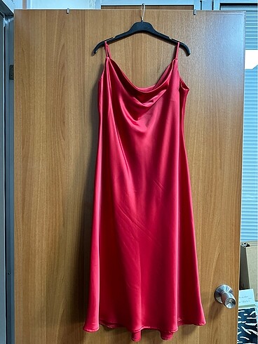 Askılı kırmızı elbise
