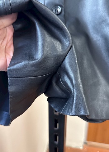 Düğmeli Siyah Deri Mini Şort - Görsel 5