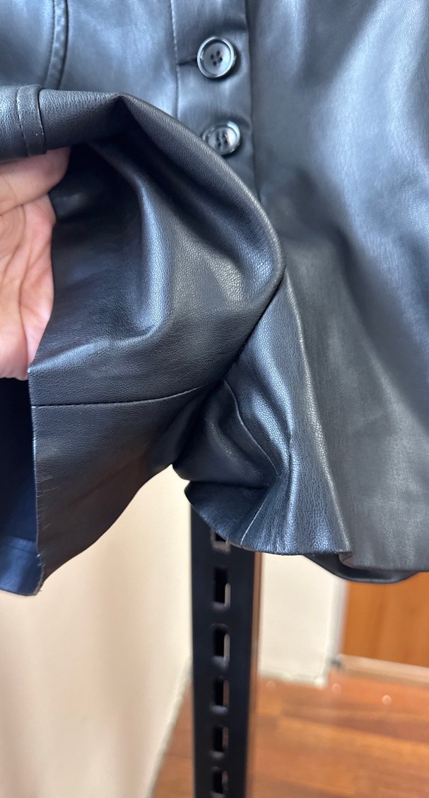 Düğmeli Siyah Deri Mini Şort - Görsel 5