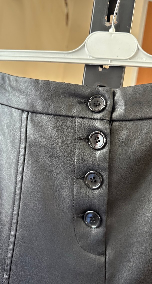 Düğmeli Siyah Deri Mini Şort - Görsel 2