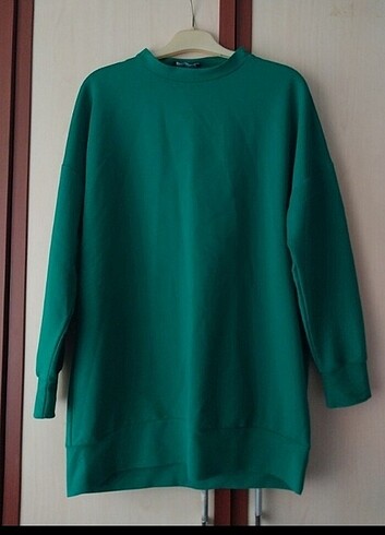 Yeşil Sweatshirt ve Beyaz Çanta 