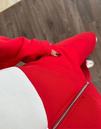 m Beden kırmızı Renk S/M/L beden eşofman takım ??