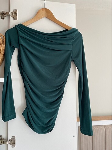 Asimetrik yaka büzgülü zümrüt yeşili bluz - Görsel 6
