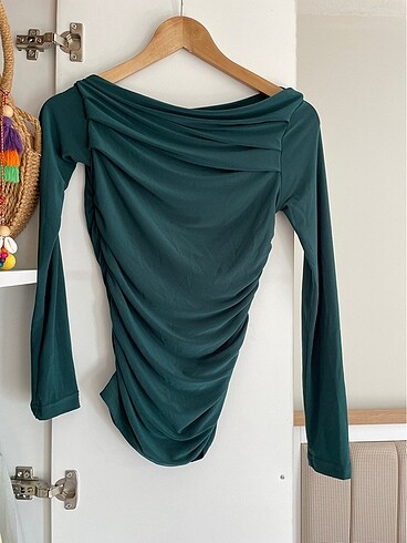 Asimetrik yaka büzgülü zümrüt yeşili bluz - Görsel 7