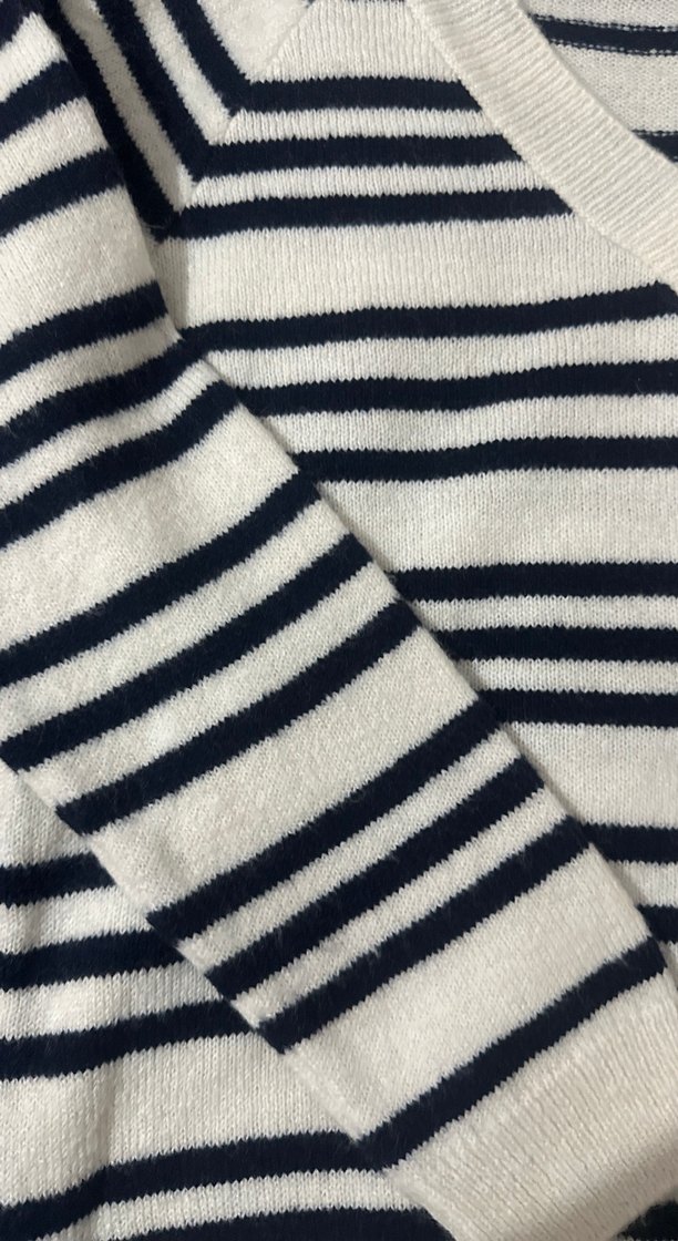 V Yaka Çizgili Örgü Kadın Kazak - Görsel 3