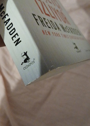 Beden Renk Hizmetçi İzliyor - Freida McFadden