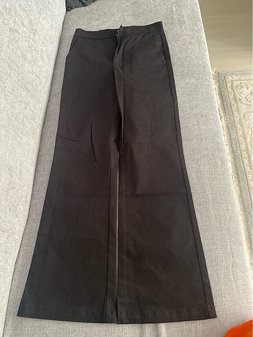 Zara Xs siyah İspanyol paça pantolon.