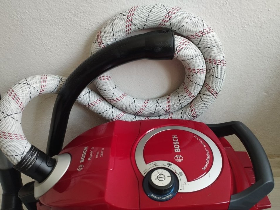 Kırmızı renkli elektrikli süpürge - Görsel 2