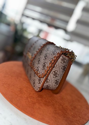 GUESS Zincir Detaylı Kahverengi Deri Çanta