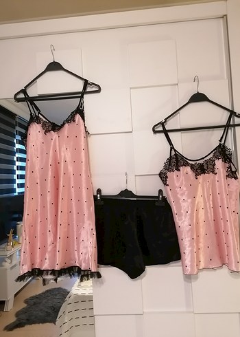 Puantiyeli Saten Pembe Mini Gecelik ve Şort Takımı