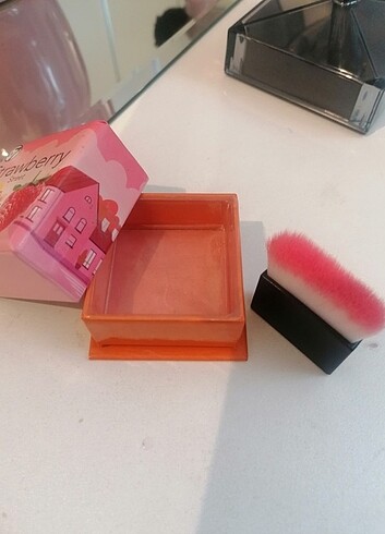 Beden Renk Allık Strawberry Street W7