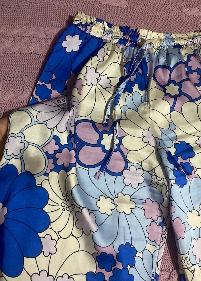 Saten çiçekli pantolon - Görsel 3