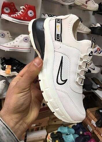 Yüksek tabanlı spor ayakkabı