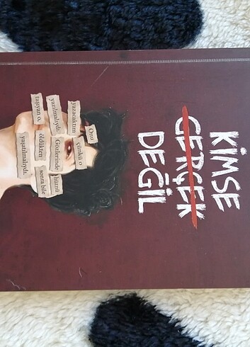 KİMSE GERÇEK DEĞİL 