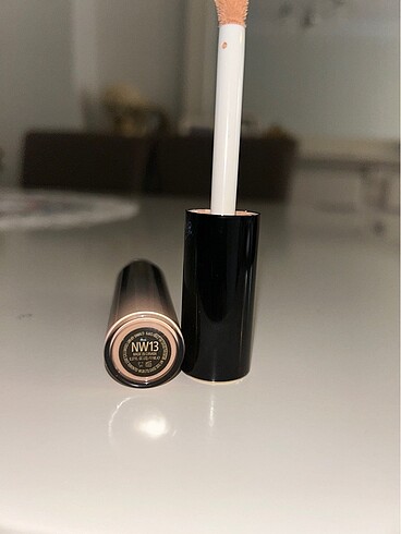 Beden Mac Studio Radience 24hr NW13 Concealer