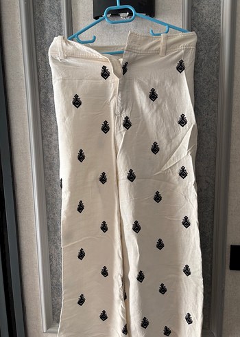 Zara Siyah Nakisli Ekru Genis Paca Pantolon
