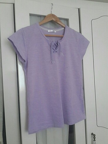 Lila renk bağcılı yaka detaylı t shirt ve çizgili v yaka t shir