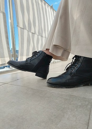 Siyah Deri Kadın Bot - Görsel 5