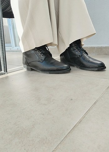 Siyah Deri Kadın Bot - Görsel 6