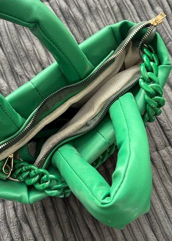Zincir Detaylı Parlak Yeşil Deri Kadın Çanta - Görsel 3