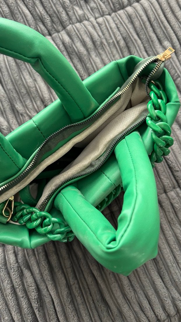 Zincir Detaylı Parlak Yeşil Deri Kadın Çanta - Görsel 3