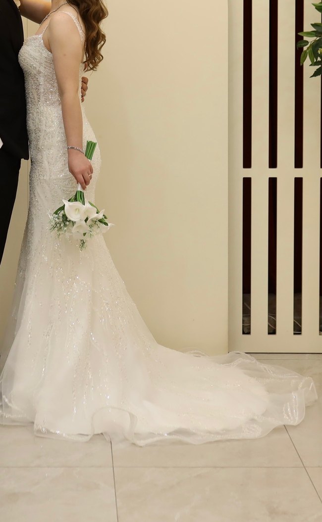 Straplez Parlak Beyaz Aksesuar Detaylı Gelinlik - Görsel 3