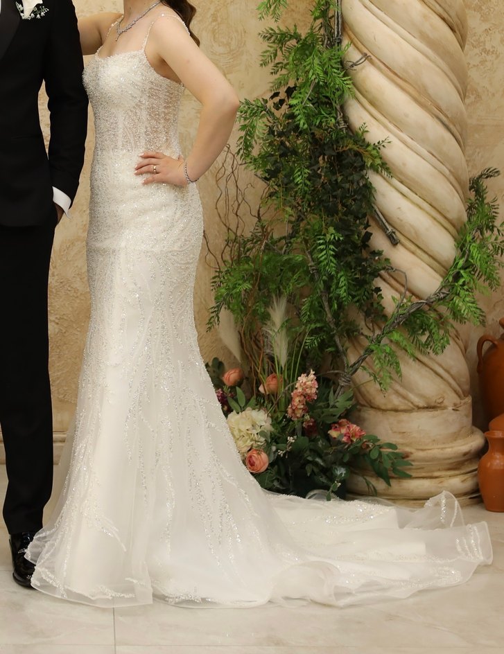 Straplez Parlak Beyaz Aksesuar Detaylı Gelinlik - Görsel 2