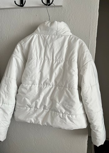 Beyaz şişme mont - Görsel 6