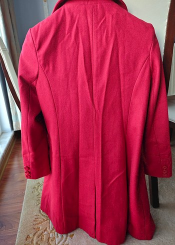 Kırmızı düğmeli kaban - Görsel 3