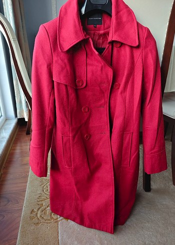 Kırmızı düğmeli kaban - Görsel 2