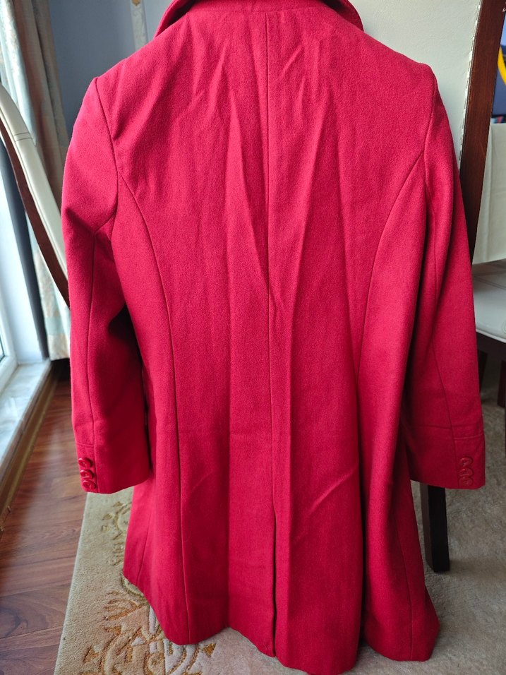 Kırmızı düğmeli kaban - Görsel 3