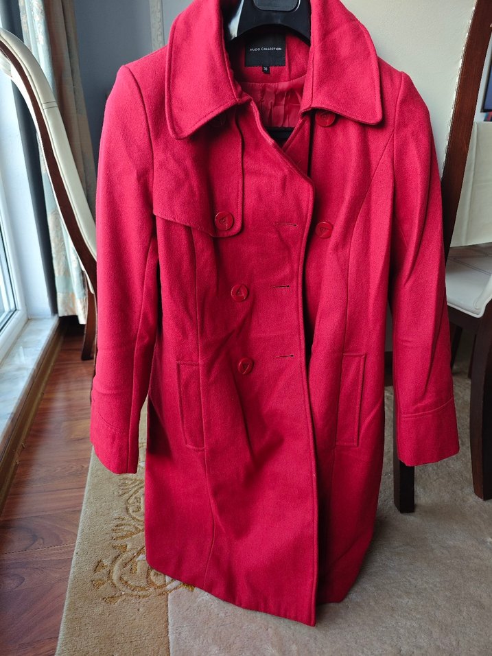 Kırmızı düğmeli kaban - Görsel 2