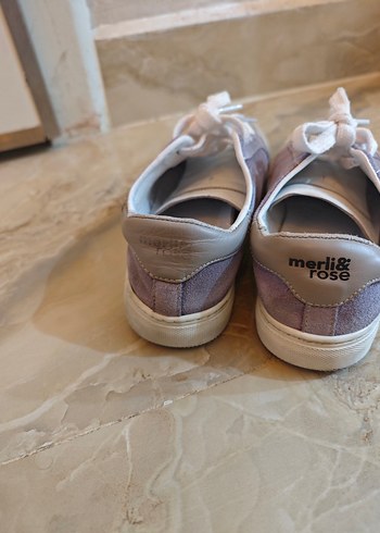 Gri süet bağcıklı kadın spor ayakkabı - Görsel 3