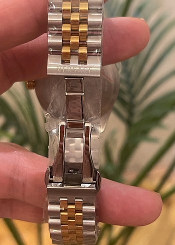 Versace Altın Renk Zincir Detaylı Kadın Saati - Görsel 3