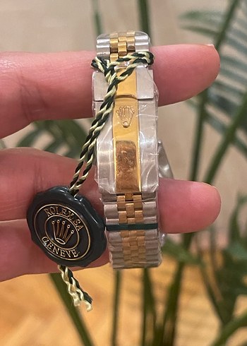 Altın ve Siyah Kadın Klasik Saat - Görsel 3