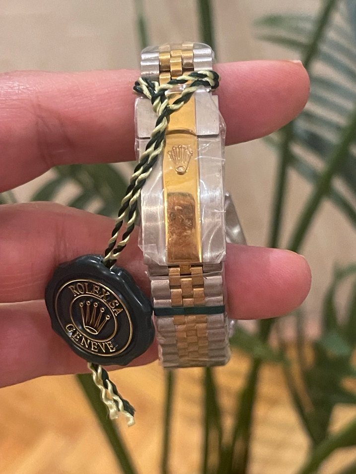 Altın ve Siyah Kadın Klasik Saat - Görsel 3