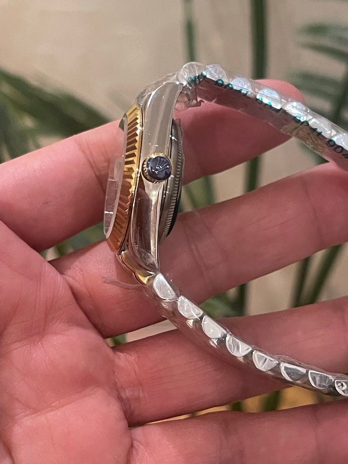 Altın ve Siyah Kadın Klasik Saat - Görsel 2