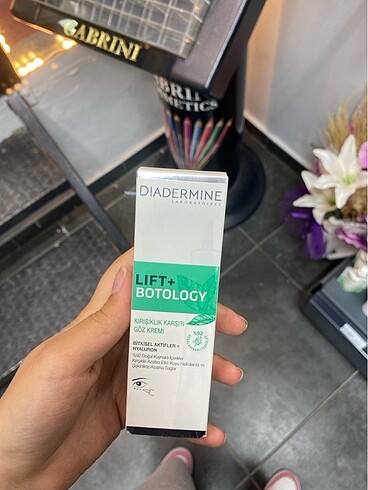 Diadermine kırışıklık karşıtı göz kremi