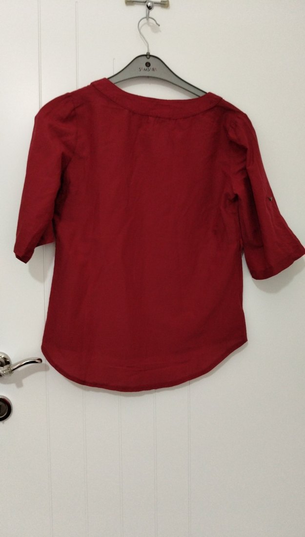 Bordo V Yaka Düğmeli Kısa Kollu Bluz - Görsel 3