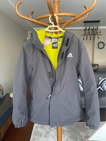 Adidas. Ona