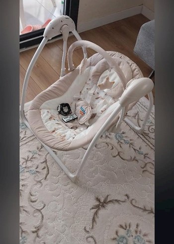 Beyaz Bebek Salıncağı ve Ana Kucağı