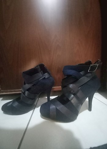 Siyah Bantlı Stiletto Topuklu Kadın Ayakkabı