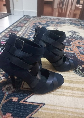 Diğer Siyah Bantlı Stiletto Topuklu Kadın Ayakkabı