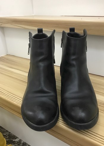 Kadın Siyah Deri Topuklu Bot - Görsel 2