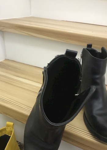 Kadın Siyah Deri Topuklu Bot - Görsel 3