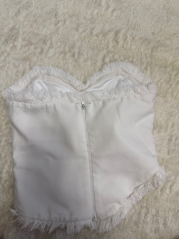 Püsküllü Kalp Yaka Beyaz Crop Top — görsel 2/4