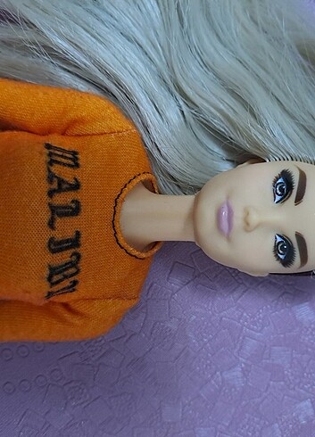  Beden Renk Barbie fashiontas 107 kafası yapıştırılmış.